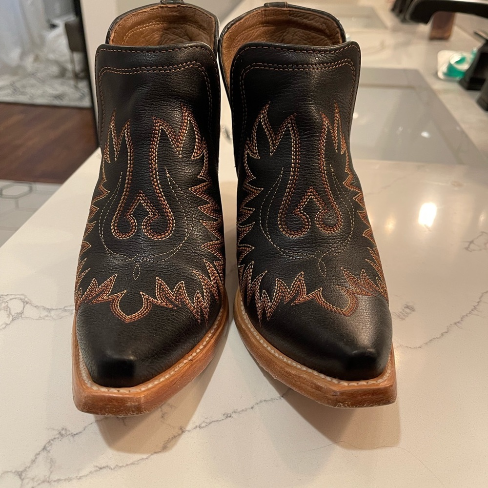 Black Ariat Dixon boots.